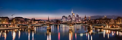 De skyline van Frankfurt in de avond.