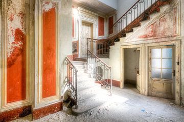 Treppenhaus in verlassener Villa von Roman Robroek – Fotos verlassener Gebäude