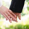 Mains d'un couple de mariés avec leurs alliances sur Jörg B. Schubert