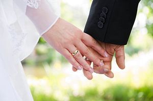 Hände eines Hochzeitspaares mit Ringe