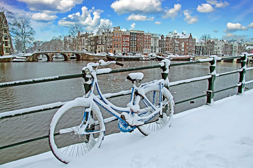 Besneeuwde fiets aan de Amstel in Amsterdam in de winter van Eye on You