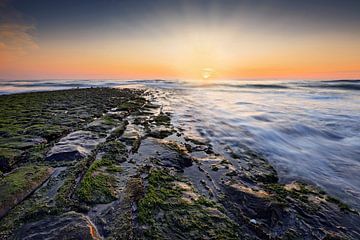 zonsondergang achter een golfbreker in de Noordzee van gaps photography