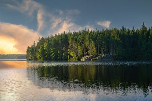 Zonsondergang bij het meer in Zweden
