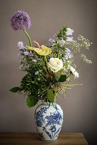 Stilleven pluk boeket bloemen in Delfts blauwe vaas van Marjolein van Middelkoop
