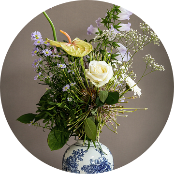Stilleven pluk boeket bloemen in Delfts blauwe vaas van Marjolein van Middelkoop