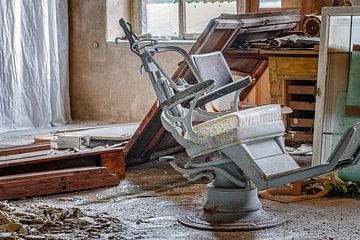 Lost Place - Dentist Chair - Dentist by Gentleman of Decay