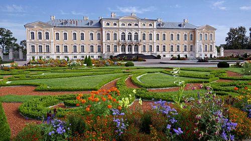 Ansicht der Vorderseite des Rundale-Palastes in Lettland