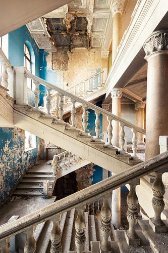 Stufen der Vergangenheit - verlassenes Sanatorium von Times of Impermanence