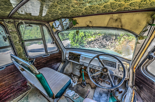 Interieur van een verlaten oldtimerbus op Cyprus