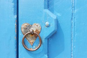Porte bleue avec poignée de porte