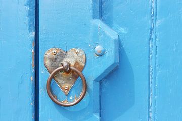 Porte bleue avec poignée de porte sur Harry Wedzinga