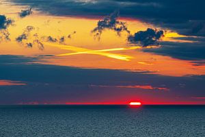 Blick über die Ostsee mit Wolken und Sonnenaufgang