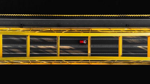 Rode Auto op Gele Brug