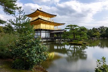 Spiegelungen von Gold und Stille in Kyoto von Marco Leeggangers