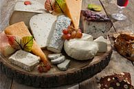 Kaasplateau met diverse soorten kaas op een houten tafel van Henny Brouwers thumbnail