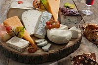 Kaasplateau met diverse soorten kaas op een houten tafel