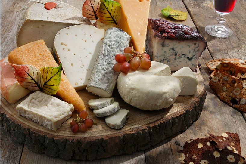 Kaasplateau met diverse soorten kaas op een houten tafel van Henny Brouwers