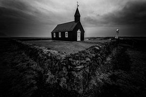 Zwarte kerk (Búðir) in Iceland van Michael Bollen