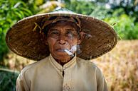 Indonesischer Mann raucht von Ellis Peeters Miniaturansicht