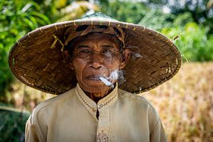 Indonesischer Mann raucht von Ellis Peeters