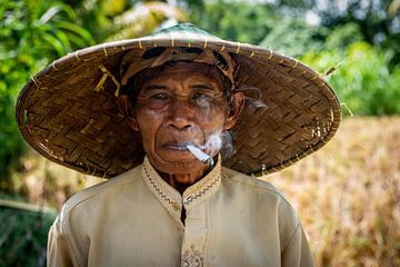 Indonesischer Mann raucht