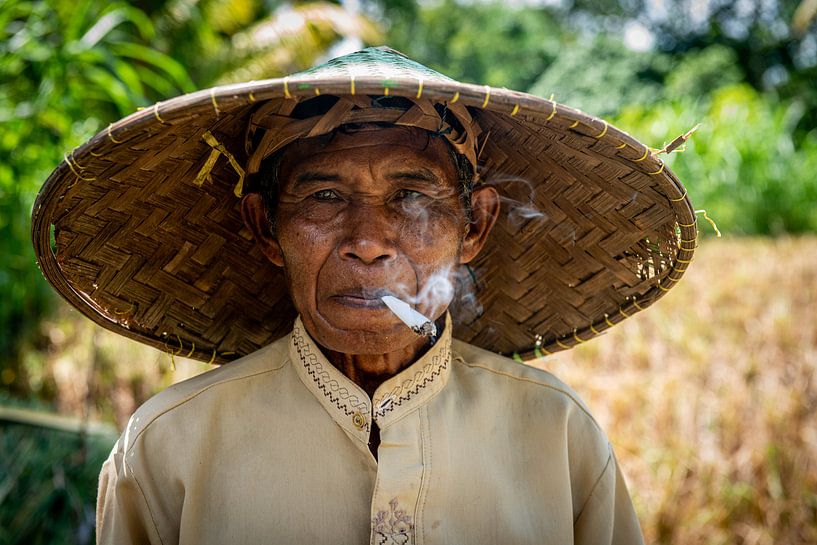 Un Indonésien qui fume par Ellis Peeters
