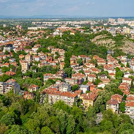 Uitzicht over Plovdiv in Bulgarije (vanaf het Alyosha Monument) van Jessica Lokker