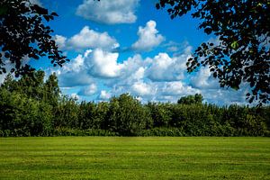 Doorkijkje met wolkenpartij