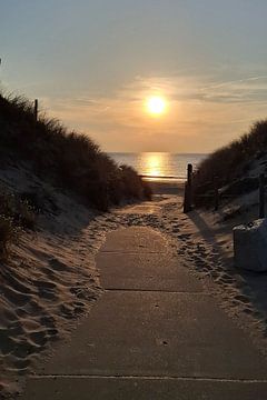 Zonsondergang in Stilte – Heemskerk aan Zee van Corina Rumping
