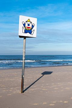 Clown op het strand van Wim Stolwerk