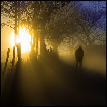 Silhouette im Nebel bei Sonnenaufgang von Alain Ulmer