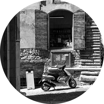 Scooter in een typisch italiaans straatje van Chantal Koster
