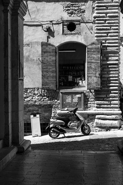 Roller in einer typisch italienischen Straße von Chantal Koster