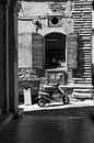 Roller in einer typisch italienischen Straße von Chantal Koster Miniaturansicht