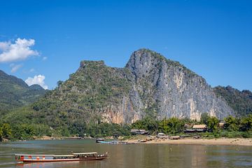 Karstberge am Ufer des Mekong bei den Pak Ou-Höhlen, Laos