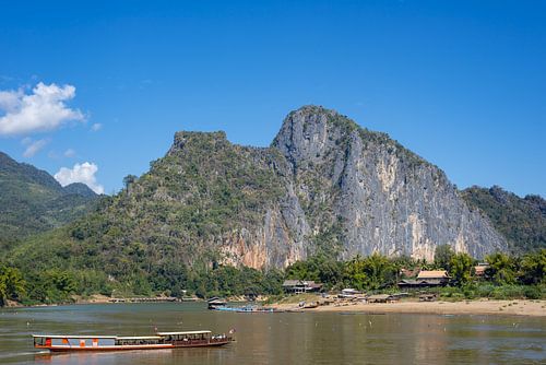 Karstgebergte aan de oever van de Mekong bij de Pak Ou Grotten, Laos