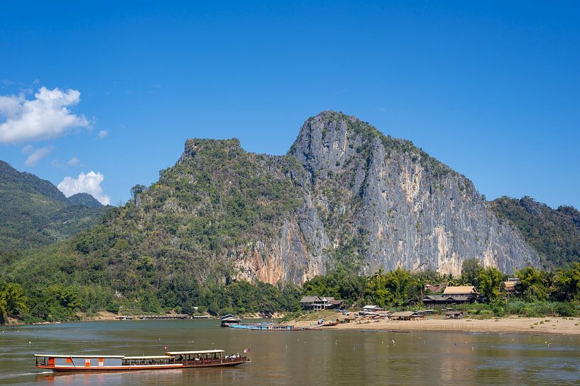 Karstberge am Ufer des Mekong bei den Pak Ou-Höhlen, Laos von Walter G. Allgöwer