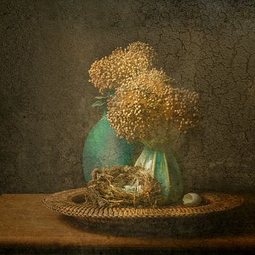 Nature morte nid d'oiseau et fleurs séchées sur Monique van Velzen