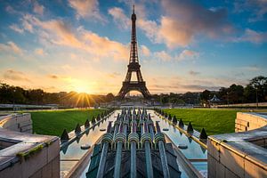 Sonnenaufgang am Eiffelturm von Michael Abid