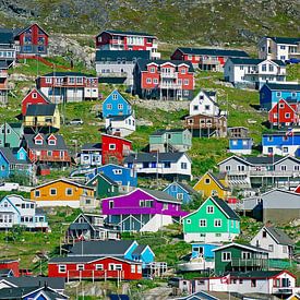 Kleurrijke huizen in Zuid-Groenland van Reinhard  Pantke