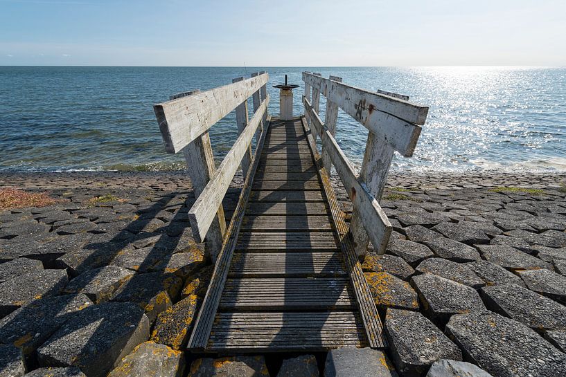 Watersluisje met bedieningssteiger op het eiland Vlieland van Tonko Oosterink