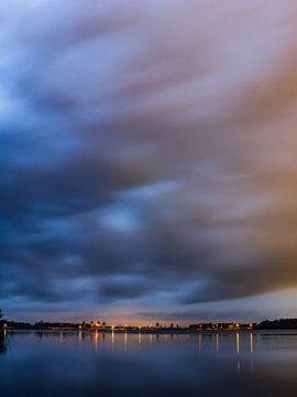 Donkere Wolken Boven De Haarrijnseplas van Mr White Takes Pictures