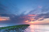 Zonsondergang Noordzee met donkere wolken en strekdam van Mark Scheper thumbnail