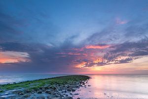 Zonsondergang Noordzee met donkere wolken en strekdam van Mark Scheper