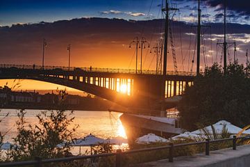 Coucher de soleil à Mayence, avec vue sur le pont Theodor Heuss sur Tim Zentgraf