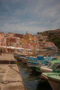 Der pastellfarbene Hafen von Procida