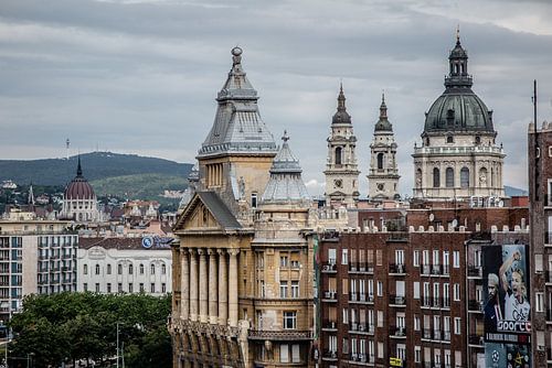 zicht op boedapest met parlement en sint stefanusbasiliek