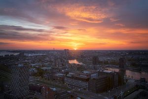 Zonsondergang in Rotterdam vanaf de Euromast van Roy Poots