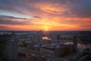 Zonsondergang in Rotterdam vanaf de Euromast van Roy Poots