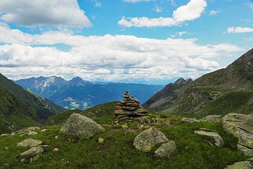 Hochalpine Bergseen und beeindruckende Gipfelkulisse in der ursprünglichen Natur der Meraner Seeplatte in Südtirol.